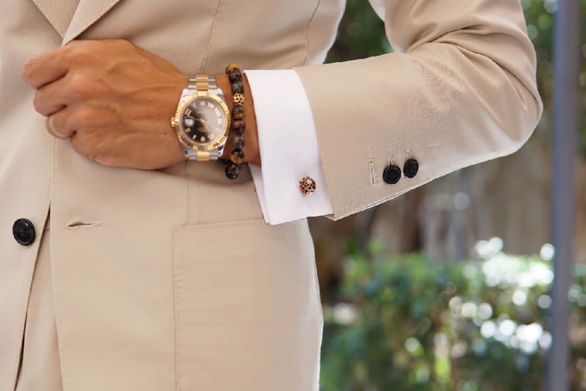 Read more about the article How To Wear Cufflinks With Shirts Correctly?