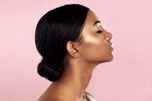 Read more about the article Best Ways To Apply Makeup To Dry Skin For A Long-Lasting Glow